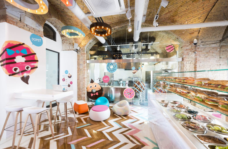 Interior dekor penuh warna dan mural donat